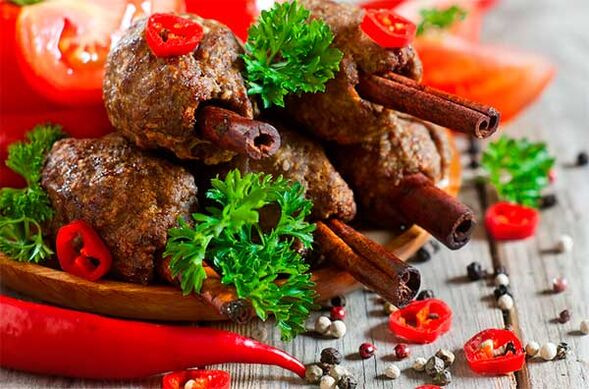 Os rolos de carne con especias e verduras son un exemplo de nutrición adecuada